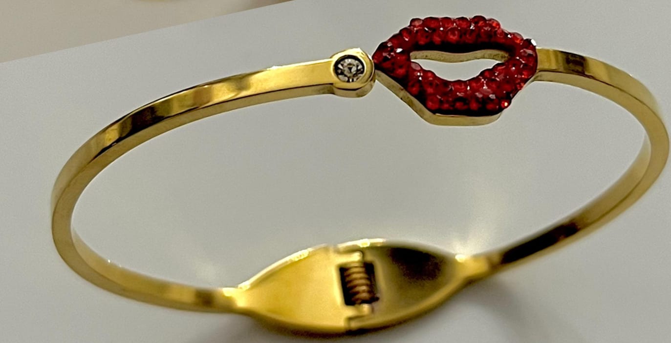 Lips-Shaped Gold Bangle