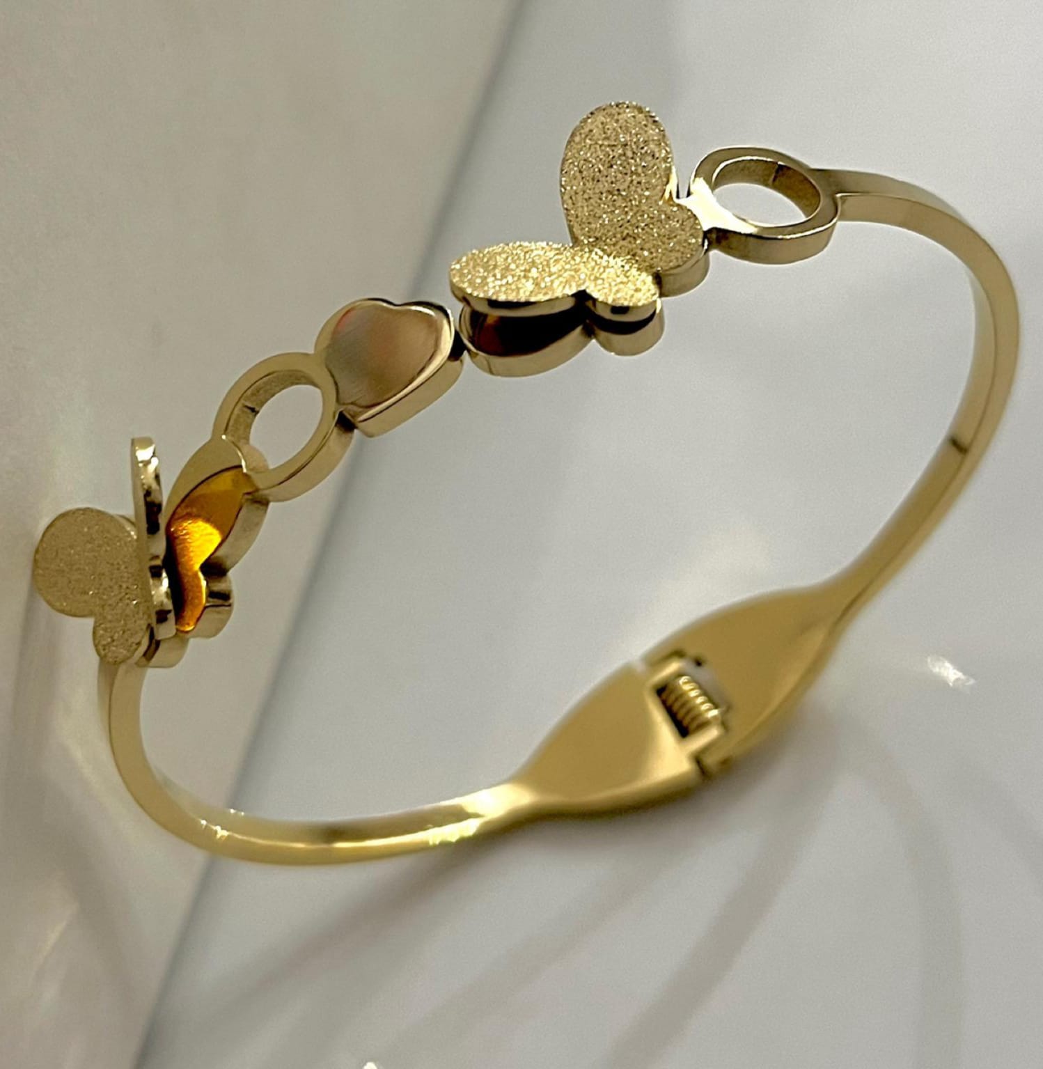 Flower Motif Bangle